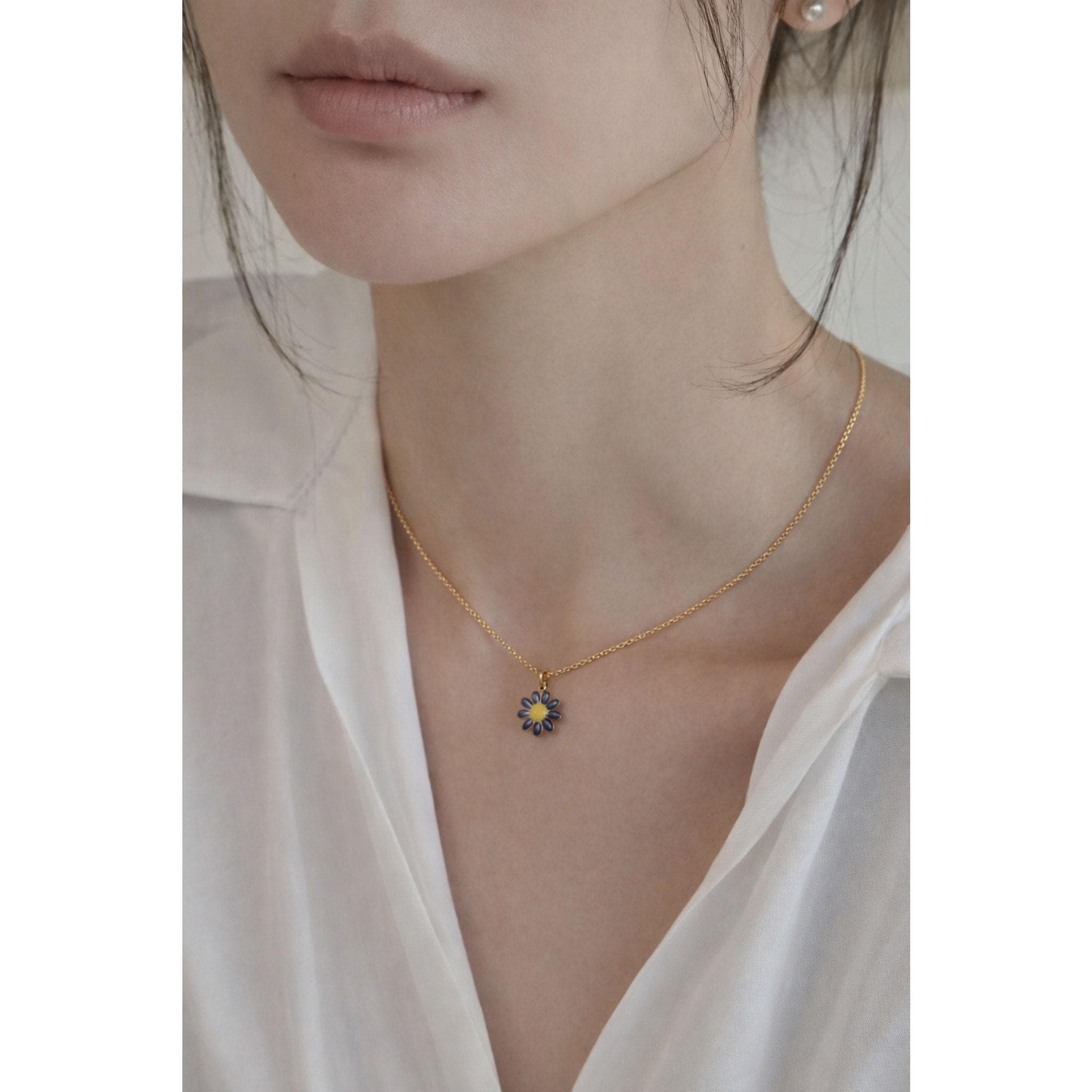 Tiny Daisy Necklace thumbnail 6